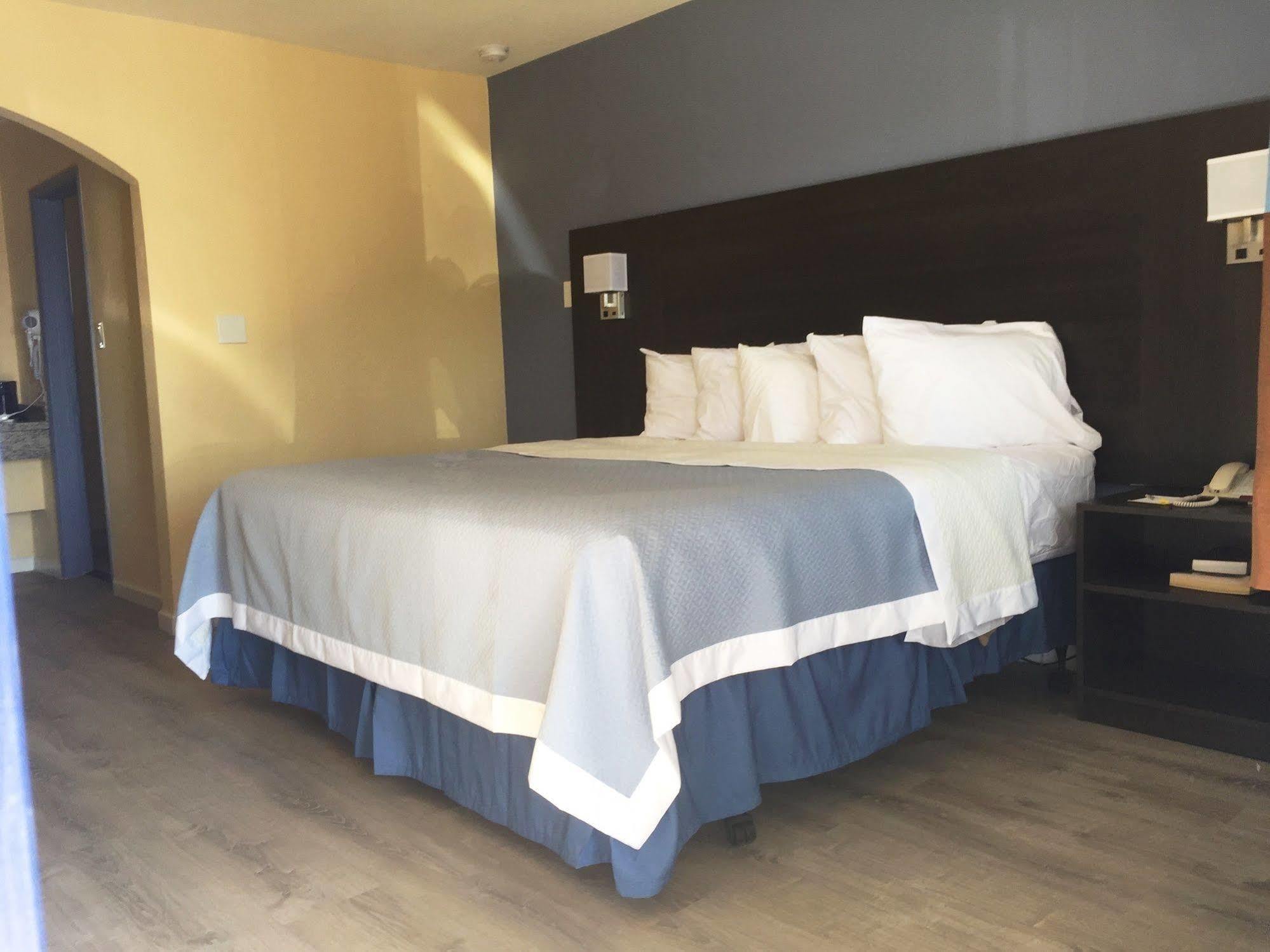 Days Inn By Wyndham Airport - Фінікс Екстер'єр фото